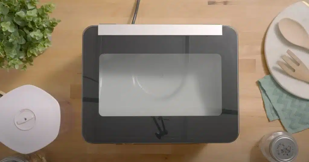 How does a chamber vacuum sealer work?