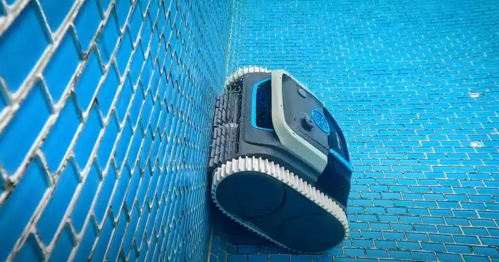 How do robotic pool cleaners work
